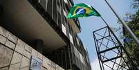 Uma torre com a bandeira brasileira representando uma plataforma de petróleo é instalada em frente à sede da Petrobras durante um protesto, no Rio de Janeiro, nesta semana. 04/03/2015  Foto: Sergio Moraes / Reuters