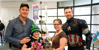 Chris Evans e Chris Patt visitara hospital em Seattle   Foto: Twitter / Reprodução