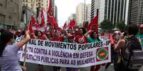 <p>Mulheres ativistas de entidades ligadas à Central Única dos Trabalhadores de São Paulo (CUT) e movimentos sociais em protesto no último domingo (8)</p>  Foto: Vilmar Bannach / Futura Press