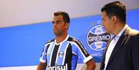 Maicon chega ao Gr&ecirc;mio depois de passagem conturbada pelo S&atilde;o Paulo   Foto: Rodrigo Fatturi/Gr&ecirc;mio / Divulga&ccedil;&atilde;o