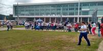 <p>Professores grevistas em frente à Assembleia do Paraná</p>  Foto: Sindicato / Divulgação