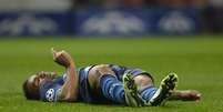 Danilo se chocou com o goleiro e acabou desmaiando no gramado do Estádio do Dragão  Foto: Miguel Riopa / AFP