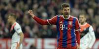 Muller solta o grito de gol após cobrar pênalti com classe e marcar o primeiro do Bayern  Foto: Christof Stache / AFP