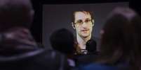 Ex-funcionário da Agência de Segurança Nacional norte-americana Edward Snowden aparece em videoconferência com alunos de uma escola em Toronto, no Canadá, em fevereiro. 02/02/2015  Foto: Mark Blinch / Reuters