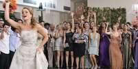  Já casada com o mesmo vestido (e noivo da irmã), Cristina (Leandra Leal) joga o buquê para as convidadas  Foto: TV Globo/ Divulgação