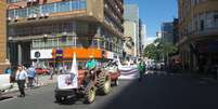 <p>Manifestante usa trator em protesto em Porto Alegre</p>  Foto: Daniel Favero / Terra