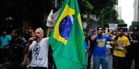 Caminhada promovida na quarta-feira, no Rio de Janeiro, como prévia das manifestações de domingo, reuniu menos de 50 pessoas em frente à sede da Petrobras  Foto: Agência Brasil