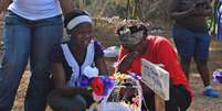 <p>Mulheres choram morte de parente em cemitério para vítimas do Ebola na Libéria</p>  Foto: James Giahyue / Reuters