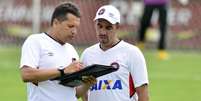 Claudinei Oliveira conversa com Marcelo Vilhena, técnico do Sub-23  Foto: Atlético-PR / Divulgação