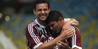 Fred abraça Edson após gol do Fluminense  Foto: Nelson Perez/Fluminense / Divulgação