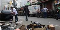 Lixo já estava acumulado nas ruas do centro do Rio de Janeiro na manhã desta sexta-feira  Foto: José Lucena / Futura Press