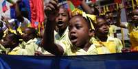 Alunos cantam o hino nacional enquanto assistem a uma manifestação em Porto Príncipe, no Haiti. 25/02/2015  Foto: Andres Martinez Casares / Reuters