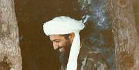 Bin Laden passava horas em longas caminhadas pelas montanhas, sempre carregando um rifle Kalashnikov  Foto: Daily Mail / Reprodução