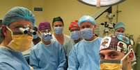 Equipe responsável pelo transplante feito em Cape Town  Foto: New York Daily / Reprodução