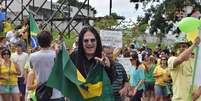 <p>Manifestante aparece vestido de Ozzy Osbourne na cidade de Bauru</p>  Foto: Talita Zaparolli / Especial para Terra