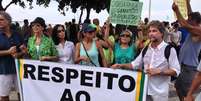 <p>João, que é fotógrafo e empresário, carregava uma faixa com os dizeres "respeito ao Brasil", e se diz consternado com o atual momento político brasileiro</p>  Foto: André Naddeo / Terra