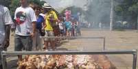 Manifestantes fazem fila para comprar coxas de frango  Foto: Daniel Favero / Terra