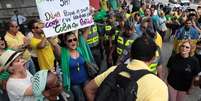 <p>Maioria dos manifestantes se veste com as cores da bandeira do Brasil</p>  Foto: Vilmar Bannach / Futura Press