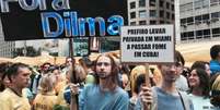 Manifestante rebateu placa do protesto realizado na sexta-feira  Foto: BBC News Brasil