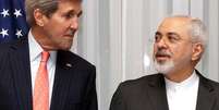 O secretário de Estado norte-americano, John Kerry (esquerda) , e o chanceler iraniano, Mohammad Javad Zarif, posam para foto antes de retomar reunião sobre programa nuclear, em Lausanne, na Suíça, nesta segunda-feira. 16/03/2015  Foto: Brian Snyder / Reuters