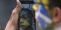 <p>Manifestante faz selfie durante o protesto em São Paulo</p>  Foto: Paulo Pinto / Fotos Públicas