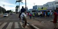 <p>Ernandes Amorim cavalgando em manifestação</p>  Foto: Denis Faria / Especial para Terra