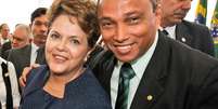 Deputado SIbá Machado ao lado da presidente Dilma Rousseff  Foto: Facebook / Reprodução