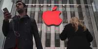 <p>No modelo 2015, a Apple TV receberia mais aplicativos de parceiros , um serviço de TV paga pela internet e a assistente digital Siri</p>  Foto: Carlo Allegri / Reuters