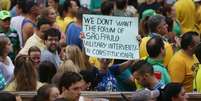 <p>Intervencionista carrega faixa, em inglês, a favor de governo militar em manifestação de SP</p>  Foto: Paulo Pinto / Fotos Públicas / Divulgação