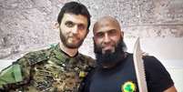 <p>Abu Azrael (à direita) tem a mão direita inutilizada</p>  Foto: Facebook/ABU-Azrael / Reprodução