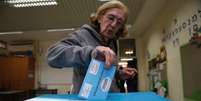 <p>Eleitora israelense votando em Tel Aviv</p>  Foto: Baz Ratner / Reuters