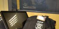 <p>Documentos, incluindo contratos de financiamentos e cartões magnéticos e material de informática, foram encontrados durante as buscas</p>  Foto: Polícia Federal / Divulgação