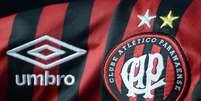 <p>Contrato com a Umbro foi renovado até o final de 2017</p>  Foto: Atlético-PR / Divulgação