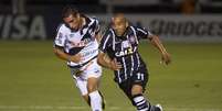 Emerson disputa bola em jogo contra o Danubio pela Libertadores  Foto: Daniel Augusto Jr. / Ag. Corinthians