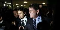 O ministro da Educação, Cid Gomes, deixa o Congresso Nacional após desentendimento com deputados, em Brasília, nesta quarta-feira. 18/03/2015  Foto: Ueslei Marcelino / Reuters