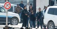 <p>Policiais do lado de fora do parlamento em Túnis.</p>  Foto: Zoubeir Souissi / Reuters