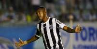 Robinho cobrou pênalti com perfeição e garantiu a vitória santista  Foto: Celio Messias / Gazeta Press