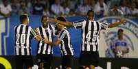 Jogadores do Santos vibram ap&oacute;s gol marcado por Robinho  Foto: Celio Messias / Gazeta Press