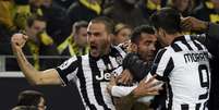 Carlos Tevez recebe o carinho dos companheiros ap&oacute;s abrir o placar a favor da Juventus na Alemanha  Foto: Fabian Bimmer / Reuters
