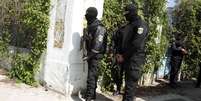 Policiais agem após atirador ter matado pelo menos oito pessoas próximo ao Parlamento da Tunísia  Foto: Zoubeir Souissi / Reuters