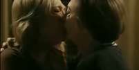 <p>Cena em que as personagens de Fernanda Montenegro e Nathália Timberg se beijam</p>  Foto: Rede Bom Dia