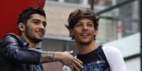 Zayn Malik (esquerda) e Louis Tomlinson, do grupo One Direction, participam do programa "Today", da rede NBC, no Rockefeller Center, em Nova York. 23/08/2013  Foto: Brendan McDermid / Reuters