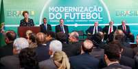 Presidente assinou MP e "cornetou" o nível do futebol brasileiro  Foto: Roberto Stuckert Filho/PR / Divulgação