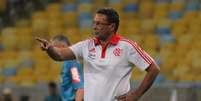 Luxemburgo comandando o Flamengo contra o Brasil-RS  Foto: Gilvan de Souza/ Flamengo / Divulgação