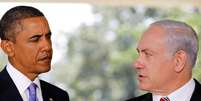 O presidente norte-americano, Barack Obama (esquerda), escuta o primeiro-ministro isralenese, Benjamin Netanyahu, durante declaração à imprensa na Casa Branca, em Washington, nos Estados Unidos. 01/09/2010  Foto: Jason Reed / Reuters