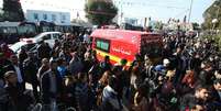 <p>Pessoas cercam ambulância que transportava vítimas de ataque na Tunísia</p>  Foto: Zoubeir Souissi / Reuters