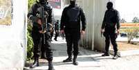 <p>Policiais do lado de fora do Parlamento da Tunísia, em Tunis. 18/03/2015</p>  Foto:  Zoubeir Souissi / Reuters