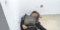 <p>Corpo de um dos terroristas é visto dentro do museu na Tunísia.</p>  Foto: Marwen Farhani / Transterra Media