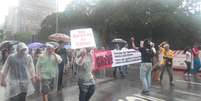 Professores decidiram manter greve, durante assembleia, e saíram em passeata, sob chuva, da Paulista à Praça da República  Foto: Janaina Garcia / Terra