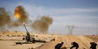 Combatentes do Amanhecer Líbio disparam contra militantes do Estado Islâmico perto de Sirte, na Líbia, na quinta-feira. 19/03/2015  Foto: Goran Tomasevic / Reuters